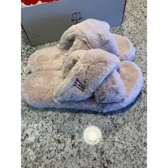 Womens Hunter Faux Fur Pink Slide Crossover Straps Vegan Sandals NEW Size 9 - Picture 2 of 12